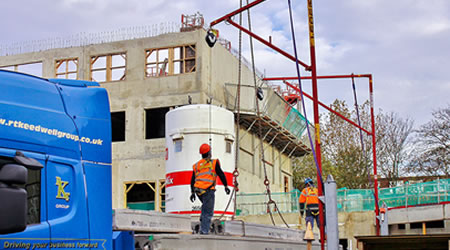 通信铁塔搭建过程中防坠器的安全守护